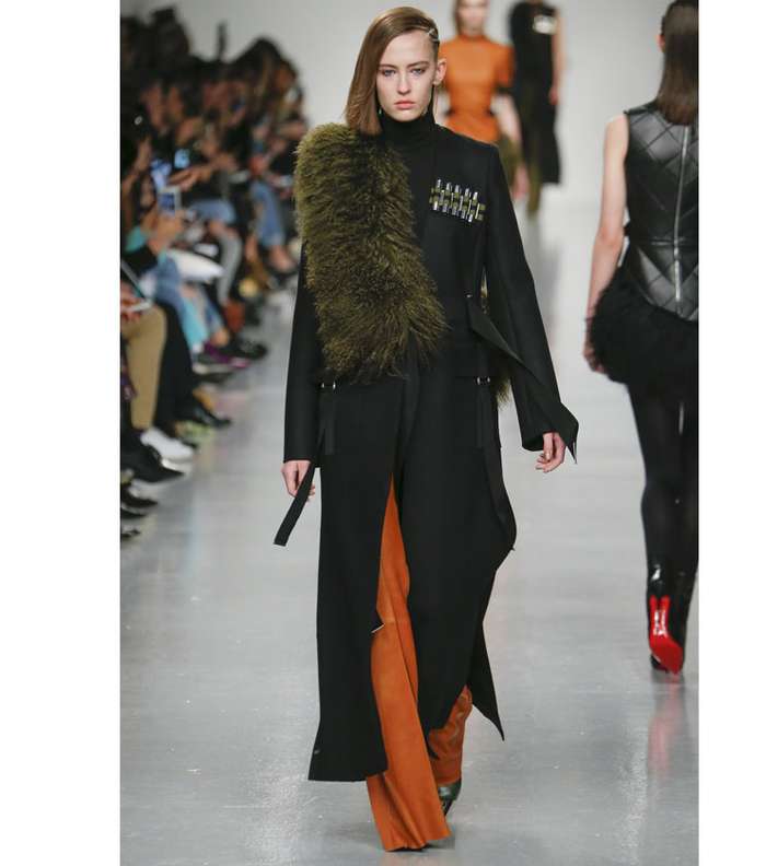 المعطف بقصة شال الفرو معه من دايفد كوما لشتاء 2018