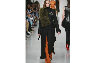 المعطف بقصة شال الفرو معه من دايفد كوما لشتاء 2018