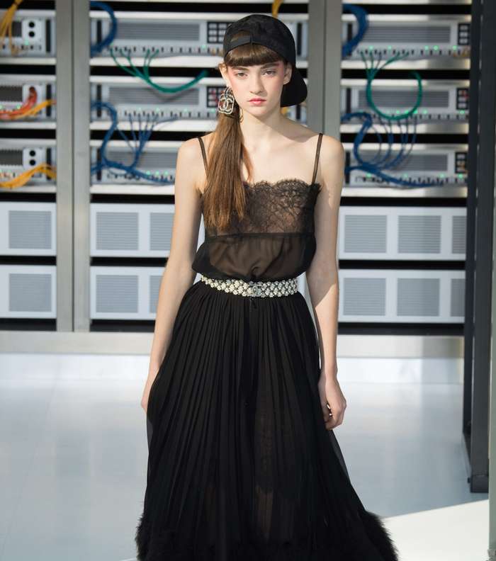فستان التول مع الدانتيل الناعم من فوق كفستان اللانجري من CHANEL لصيف 2017