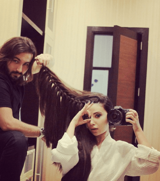 جيهان فارس تصفف شعرها الأسود الطويل