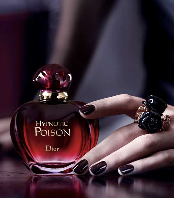 نفحات Hypnotic Poison  تتناسب مع طبيعة المرأة التي تود إغواء كل من حولها 