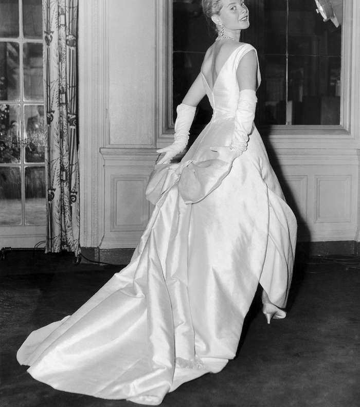 جنفييف بفستان من ديور من كتاب نساء ديور الجديد