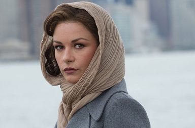 كاثرين زيتا جونز نجمة خمسينية تبدو اصغر سنا