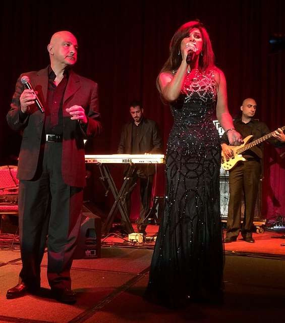 نجوى تتألق بفستان  مزيّن بالترتر باللون الأسود الكلاسيكي