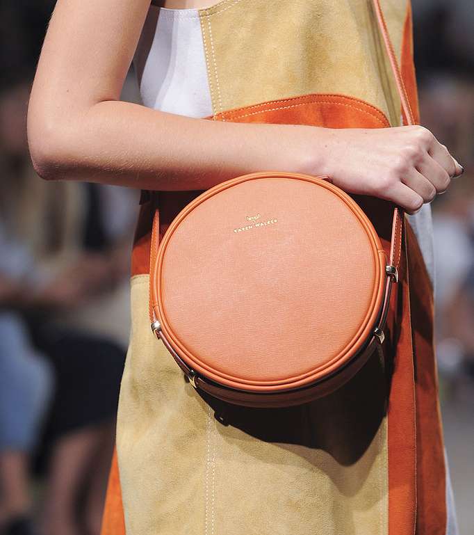 تالقي بموضة الحقائب ذات الشكل الدائري من Karen Walker في صيف 2015