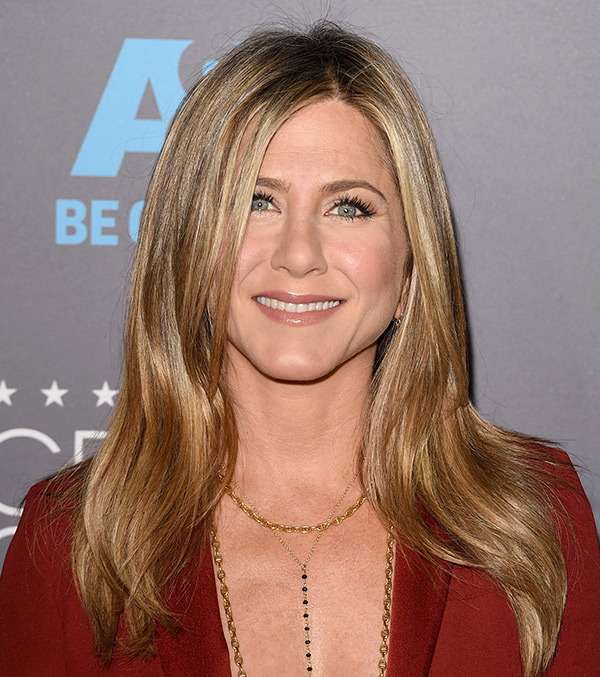 إطلالة ناعمة أنيقة مع جنيفر أنيستون