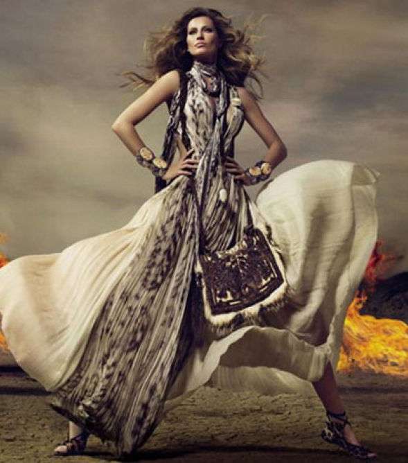 أزياء روبرتو كافالي تشتهر بنقشة النمر وإعلان شتاء 2011 يؤكد ذلك