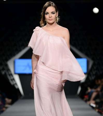 صيحة الكتف الواحد في إحدى فساتين المجموعة 