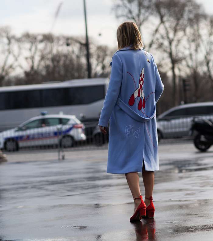 موضة المعطف المطبع بالأشكال مع الحذاء بالكعب العريض Block Heels في شوارع باريس في اليوم السابع من أسبوع الموضة