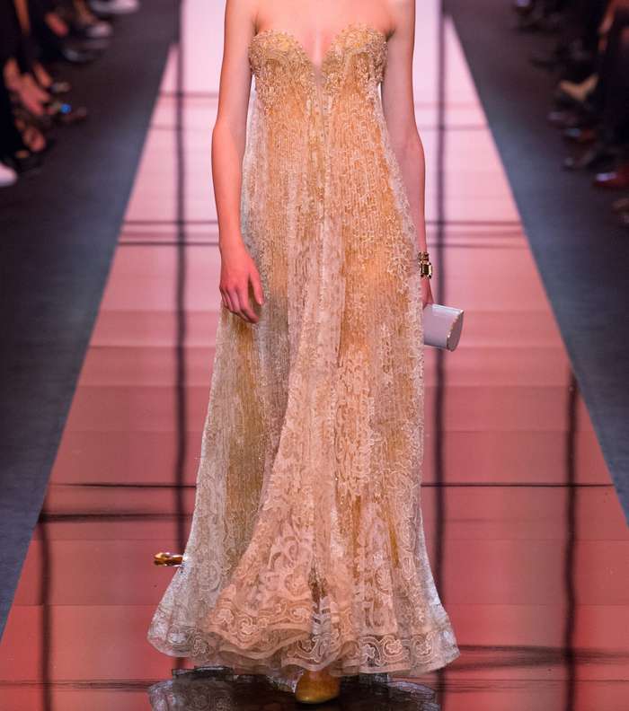 فستان الدانتيل المطرز والمزخرف بقصة عارية على الاكتاف من Armani Prive لصيف 2017