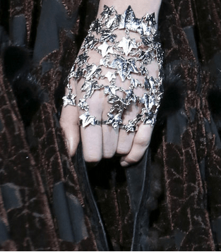 من صيحات المجوهرات لسنة 2015، السوار الذي يغطي اليد بالكامل