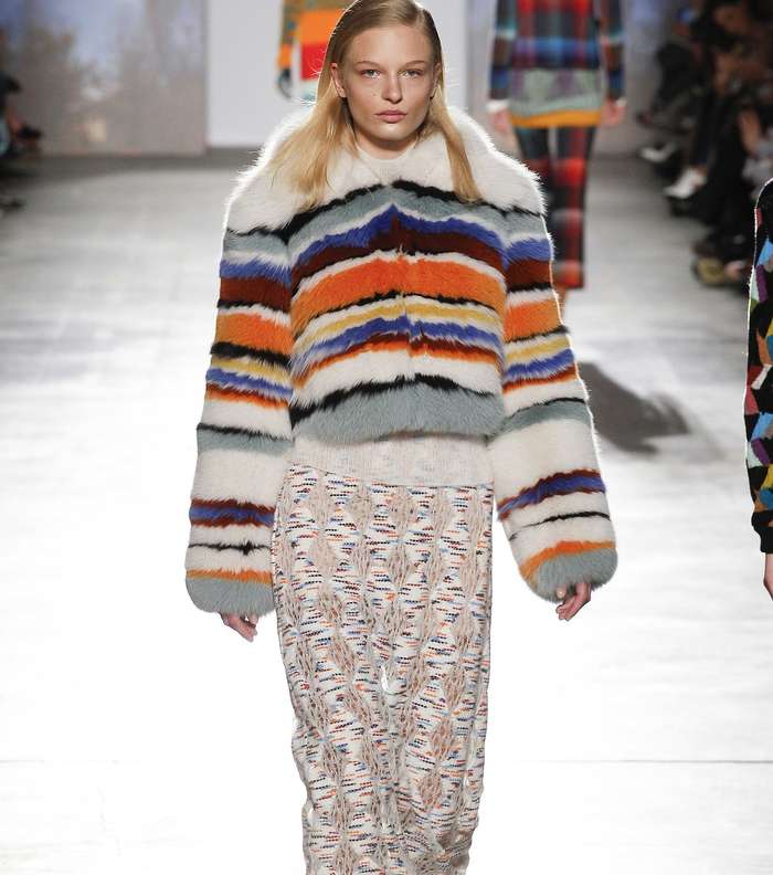 التنورة الناعمة المطبعة بالطول المتوسط مع سترة الفرو الملونة الضخمة من Missoni لشتاء 2018