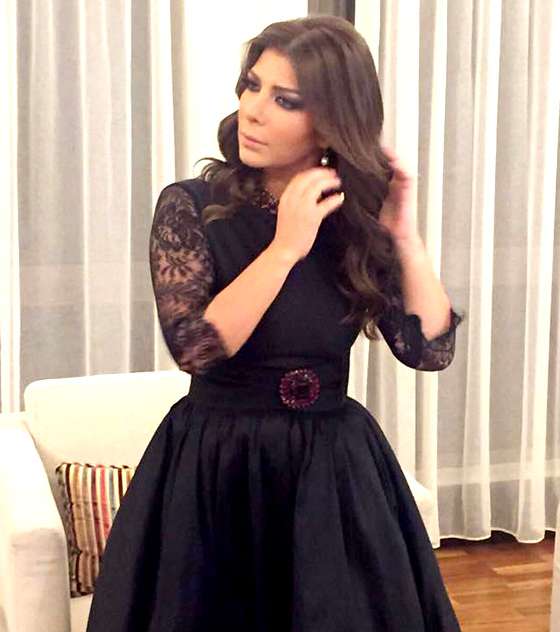 اصالة نصري تعتمد الفستان بقصة التنورة المنفوخة مع اكمام الدانتيل