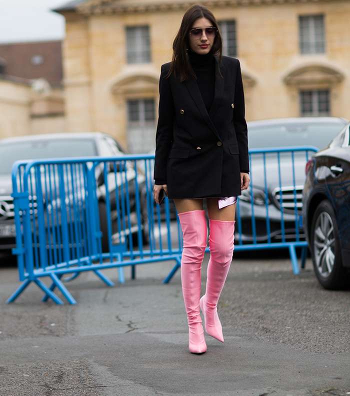 اطلالات جريئة وجذابة تسيطر على الشوارع الباريسية خلال اسبوع الموضة