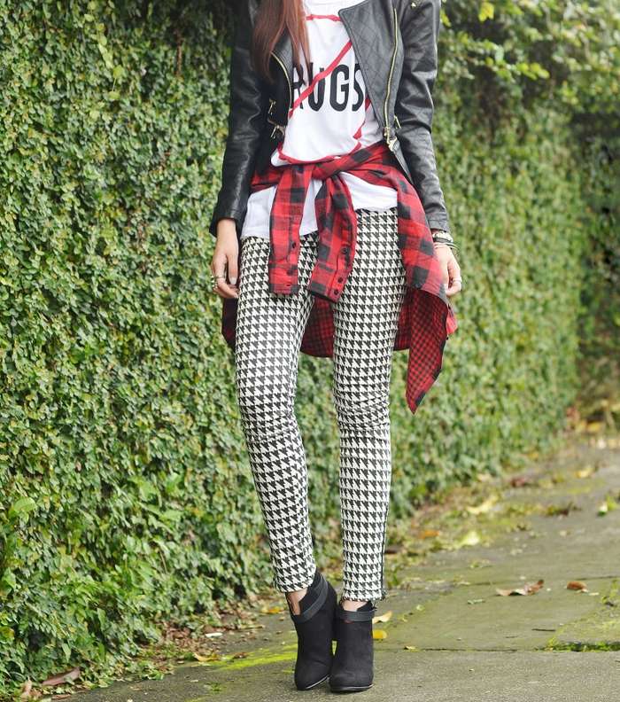 من صيحات الموضة هذا الموسم، ربط قميص الـ Tartan على الخصر