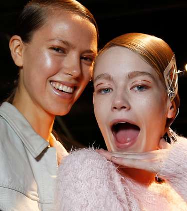 الماكياج النحاسي مع  Holly Fulton