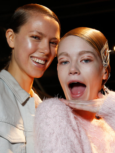 الماكياج النحاسي مع Holly Fulton