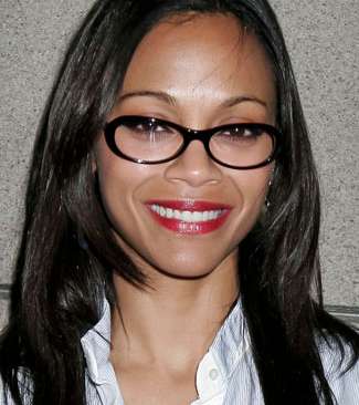 زوي سالدانا تختار الأحمر لشفتيها