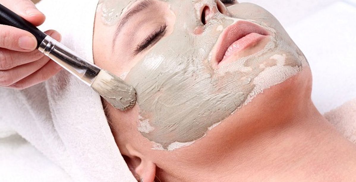 خلطة طبيعية من الطين تخفي آثار الحبوب نهائياً... اليك خطوات صنعها