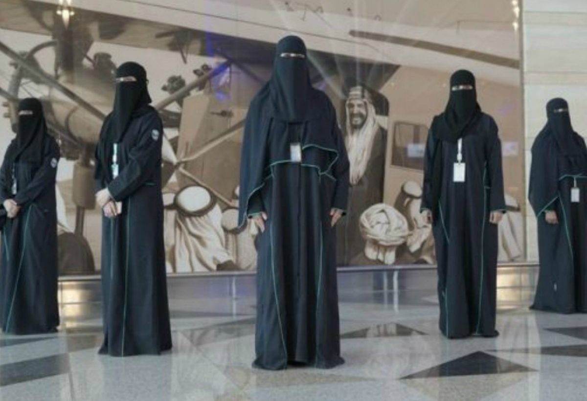 موظفات المطار يستقبلن الحجاج بمطار الملك عبد العزيز