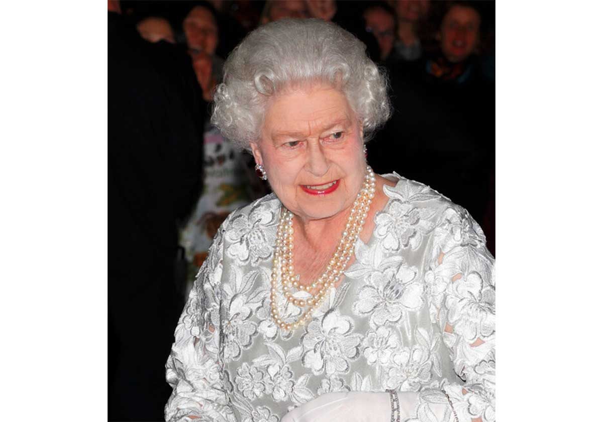 الملكة اليزابيث تضع احمر شفاه احمر
