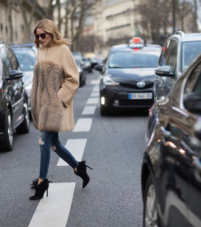 اوليفيا باليرمو بموضة التوب مع الفرو باسلوب المعطف في شوارع باريس