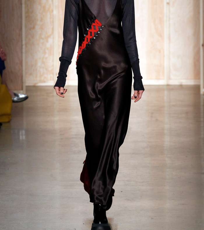 الفستان الحريري الماكسي بقصة الـ Cut out من DKNY لشتاء 2017