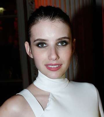 إيما روبرتس وإطلالة ماكياج لامع 