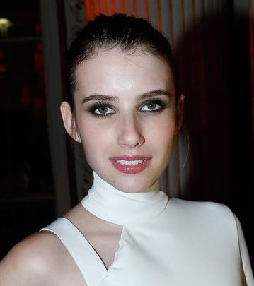 إيما روبرتس وإطلالة ماكياج لامع 