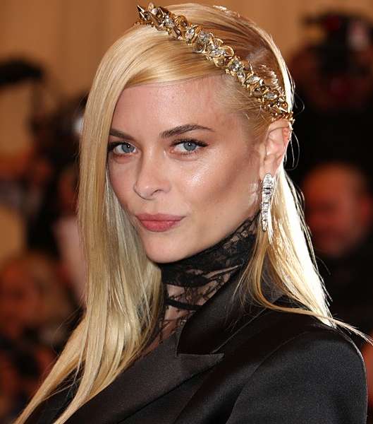 جايمي كينغ تتألّق برباط الشعر الذهبي المائل بعكس التسريحة في حفل غالا 2013