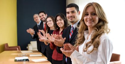 كيف تصبحين محبوبة بين الزّملاء؟