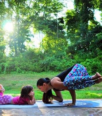 الأم وابنتها تمارسان رياضة اليوغا