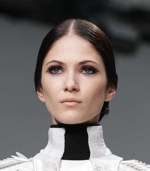 مكياج عينين قوي ورموش كثيفة وأحمر شفاه جاف مع  Stephane Rolland 