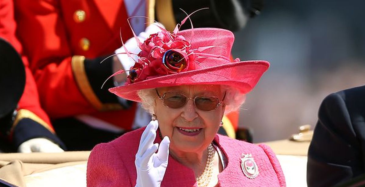ما قصة اليد الاصطناعية التي تستخدمها ملكة بريطانيا؟