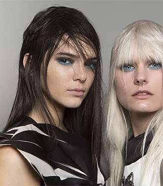 السموكي الأسود والآيلاينر الأزرق مع Giles 