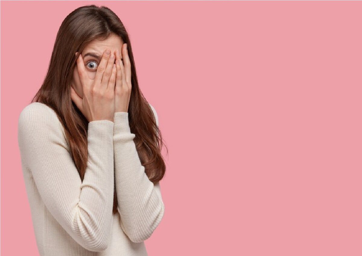 حركات تدل على عدم الثقة بالنفس أبرزها عض الشفاه