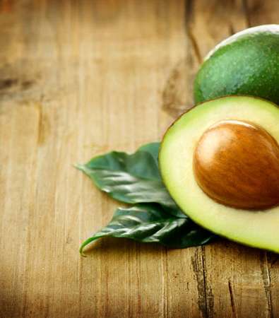الأفوكادو...فاكهة أساسيّة لبشرتك في الأيام الباردة
