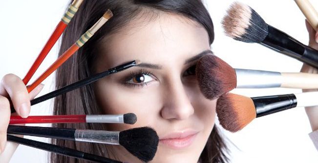 حيل تكبير العيون بالمكياج