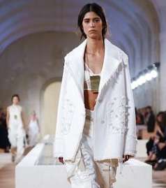 تعرفي على سر الإطلالات المعاصرة مع مجموعة Balenciaga لصيف 2016