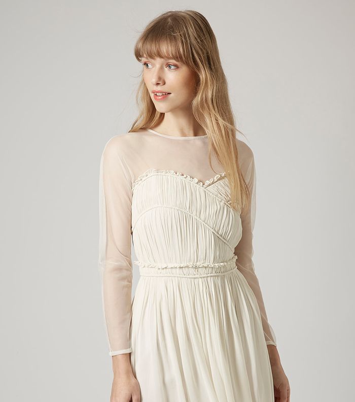 الفستان الأبيض بالأكمام الطويلة