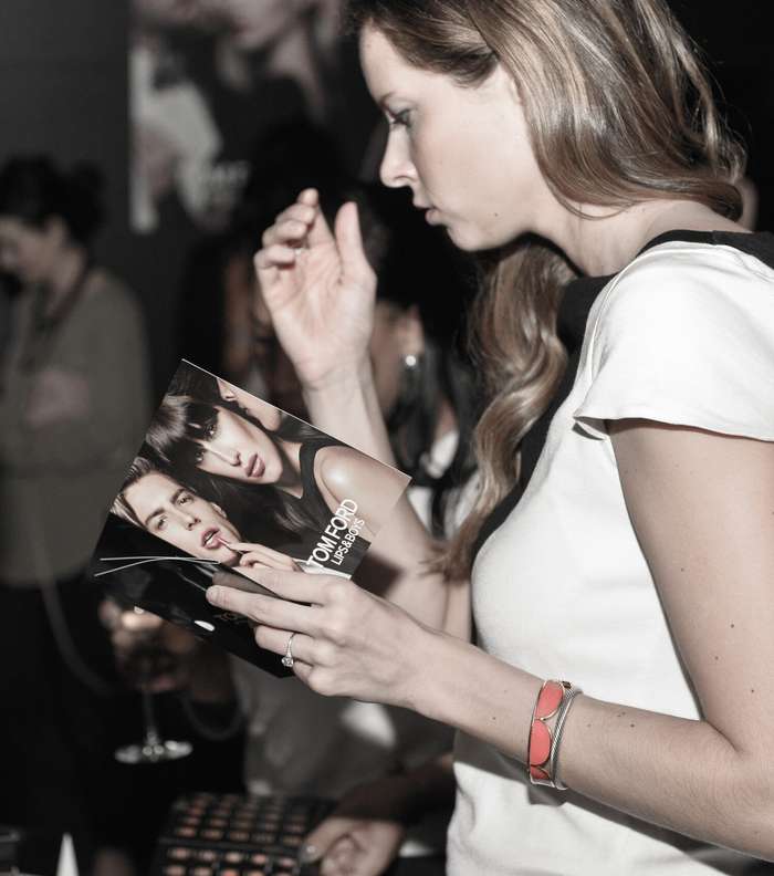 ضيوف الحفل يستمتعن خيارات ألوان أحمر الشفاه العديدة من Tomford