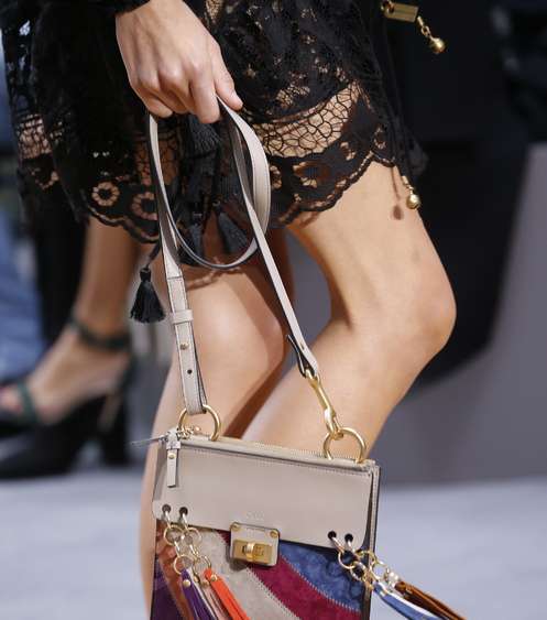 حقيبة متعددة الالوان بموضة الشراشيب من تصميم علامة Chloé