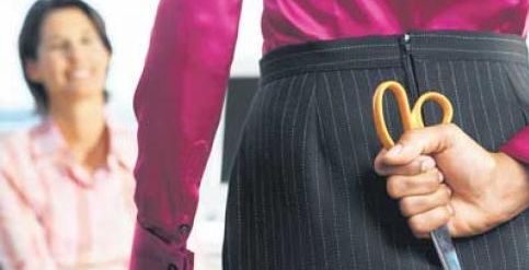 هل طعنتك إحدى الزميلات في ظهرك؟