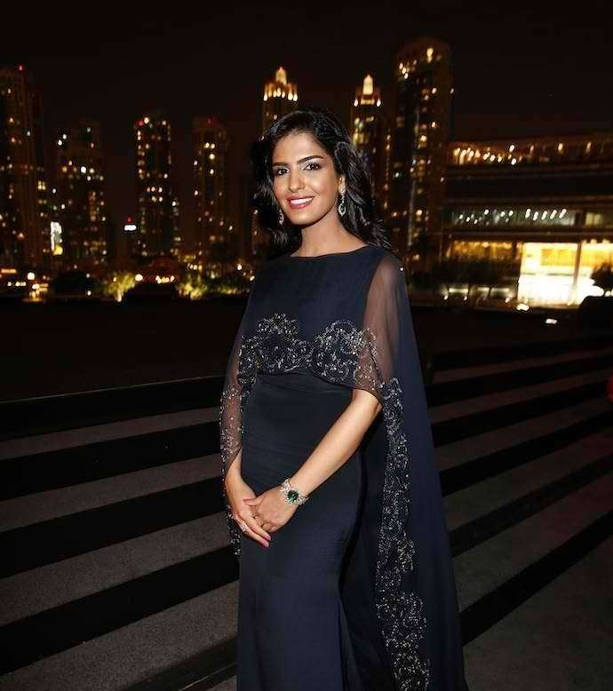 الأميرة الطويل تتألق بالفساتين الطويلة الفخمة