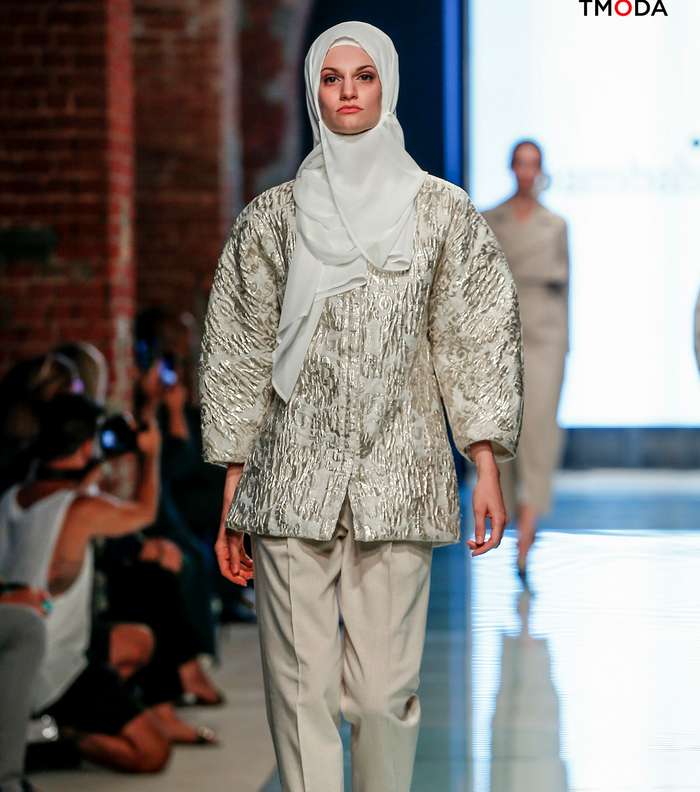 الحجاب يرافق عارضات ازياء علامة بامبة التي اطلقت مجموعة من التصاميم المحتشمة