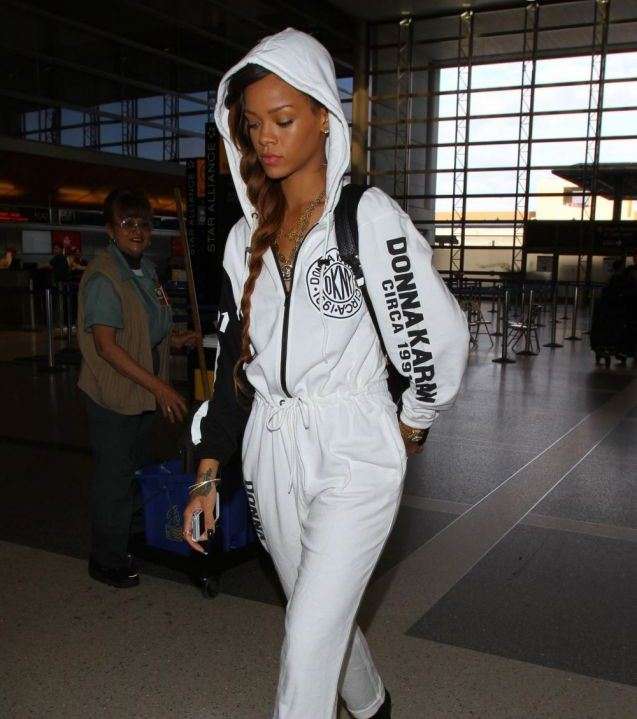 ريهانا تتميّز بـ Jumpsuit بموضة الـ Hoodie