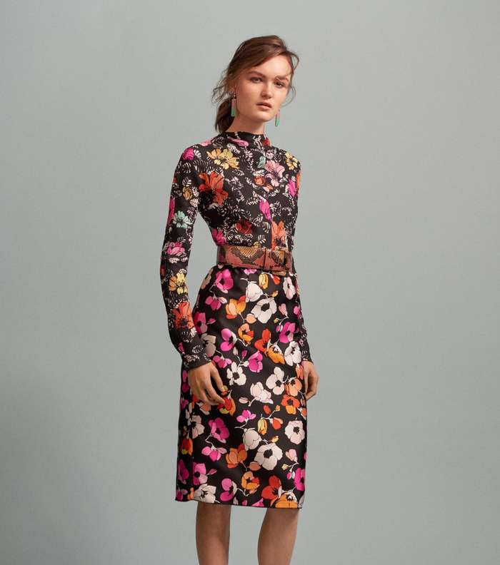 موضة الفستان المطبع بالازهار مع الحزام العريض على الخصر من اوسكار دي لا رانتا