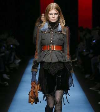 اختاري جاكيت الدنيم مزينة بالحزام العريض على الخصر هذا الموسم