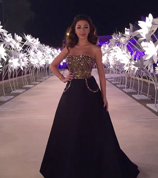 الفستان باللونين الذهبي والأسود