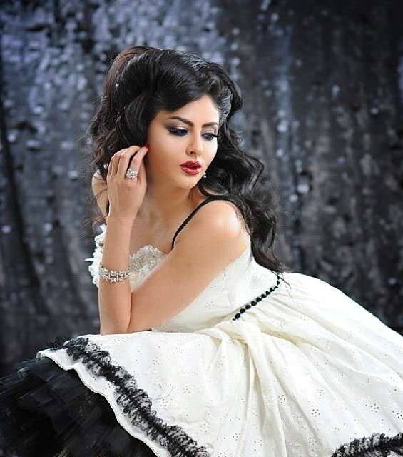 إطلالة مميزة لمريم حسين في فستان أبيض قصير منفوش